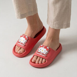 Claquette Hello Kitty Rouge porté par une femme