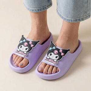 Claquette Kuromi violet porté par une femme