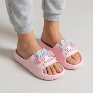 Claquette My Melody rose porté par une femme