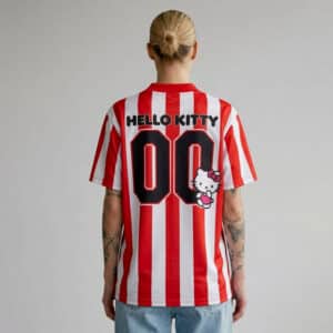 Maillot de foot Hello Kitty rouge porté de dos par une femme
