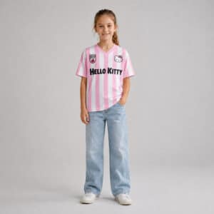 Maillot de foot hello kitty porté par une fille - rose