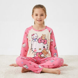 Pyjama Hello Kitty rose porté par une fille de 8ans
