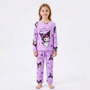 Pyjama Kuromi Enfant violet porté par une fille