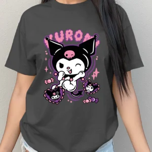 Kuromi Sanrio Shirt​ gris pporté par une femme
