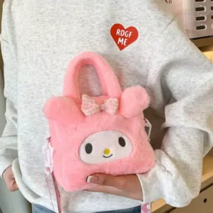Sac a Main Peluche My Melody rose porté par une femme