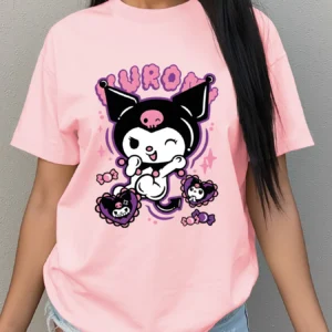 Kuromi Sanrio Shirt​ rose porté par une femme