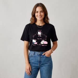 T Shirt Hello Kitty Adulte noir porté par une femme