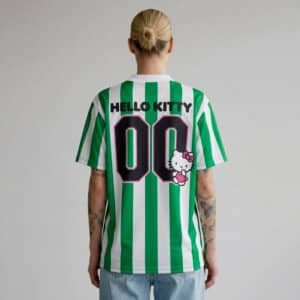 Maillot de foot Hello Kitty vert porté de dos par une femme