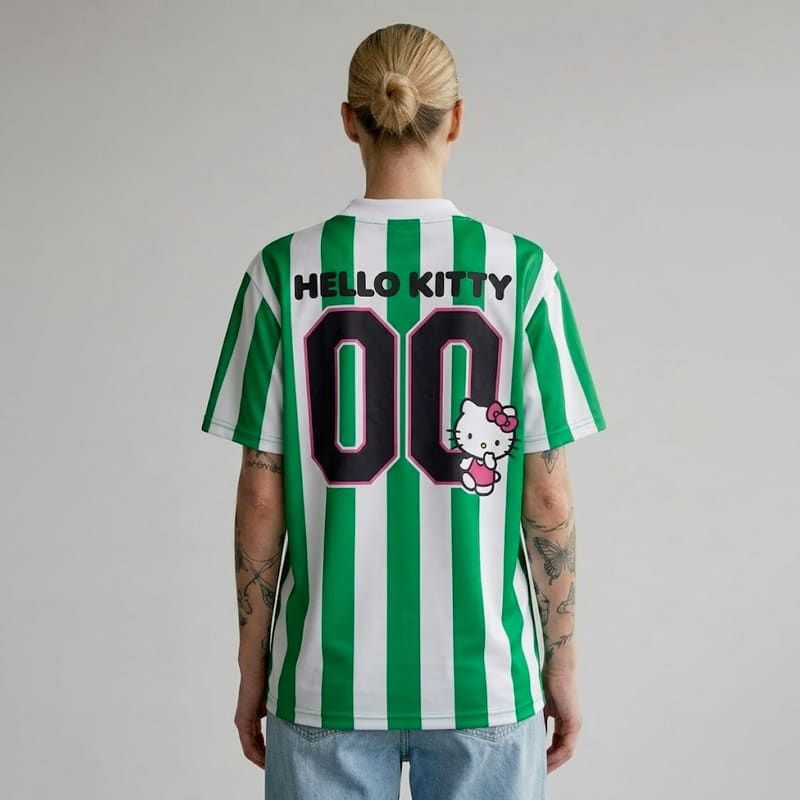 Maillot de foot Hello Kitty vert porté de dos par une femme