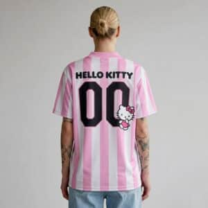 Maillot de foot Hello Kitty rose porté de dos par une femme