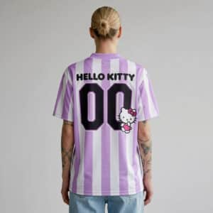 Maillot de foot Hello Kitty violet porté de dos par une femme