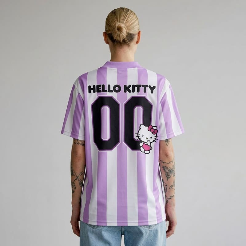 Maillot de foot Hello Kitty violet porté de dos par une femme