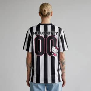 Maillot de foot Hello Kitty noir porté de dos par une femme