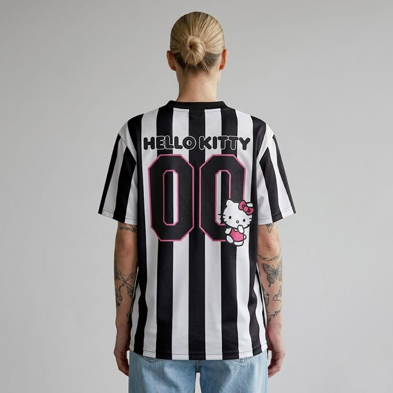 Maillot de foot Hello Kitty noir porté de dos par une femme