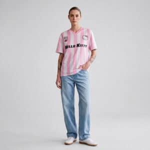 Maillot de foot Hello Kitty rose porté de face par une femme